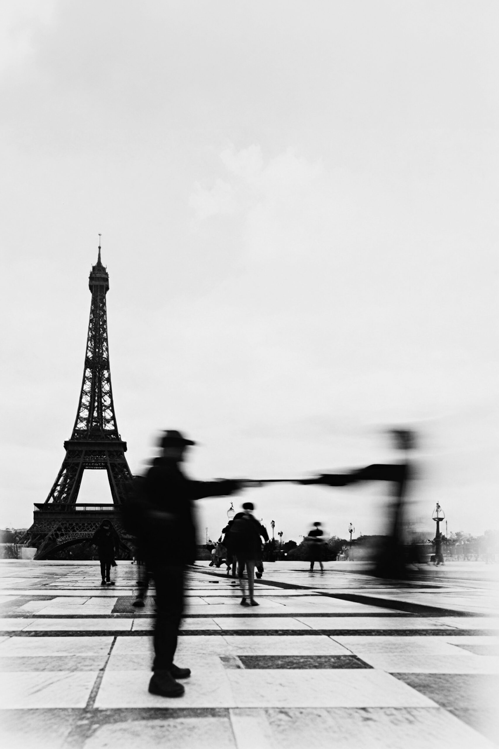 Moroz — Ephemeral Paris, een zwart-witfoto van de Eiffeltoren in de mist, een gesigneerde print van €65 als kerstcadeau