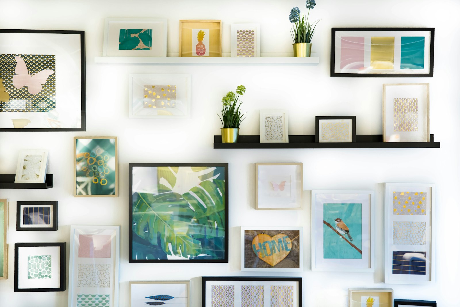 Ingelijste kunst op een gestileerde binnenmuur